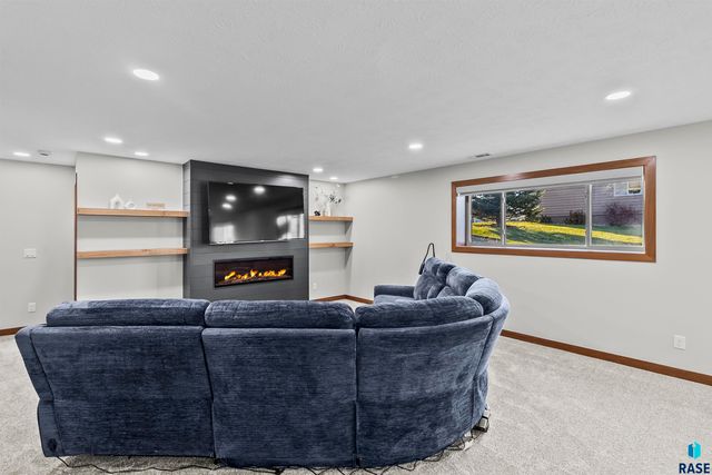 8609 S Carver Cir Circle, Sioux Falls, SD 57108