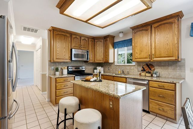 1852 E WILD WILLOW LN, Sandy, UT 84093