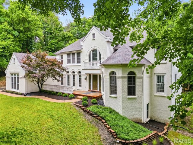 655 Old Riverwoods Lane, Chesterfield, MO 63017