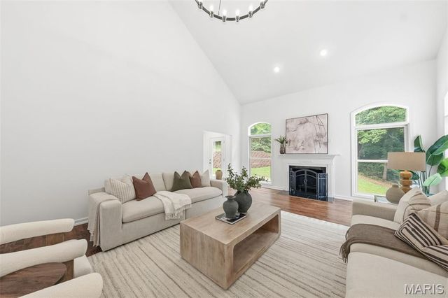 655 Old Riverwoods Lane, Chesterfield, MO 63017