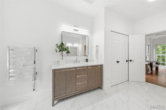 655 Old Riverwoods Lane, Chesterfield, MO 63017