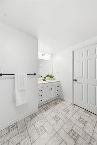 655 Old Riverwoods Lane, Chesterfield, MO 63017