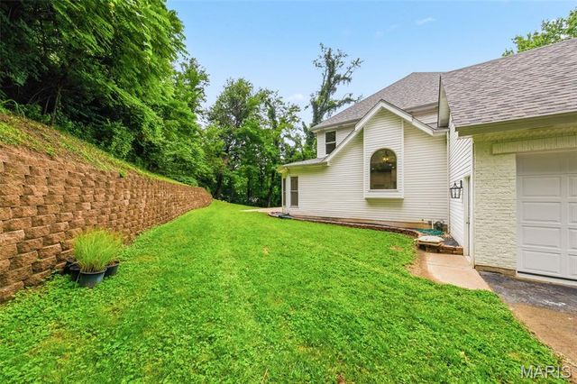 655 Old Riverwoods Lane, Chesterfield, MO 63017