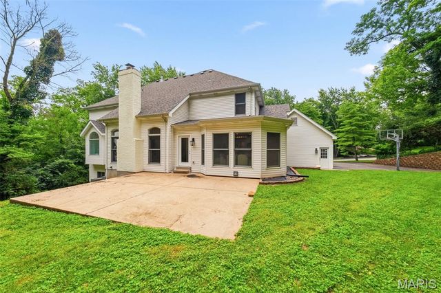 655 Old Riverwoods Lane, Chesterfield, MO 63017