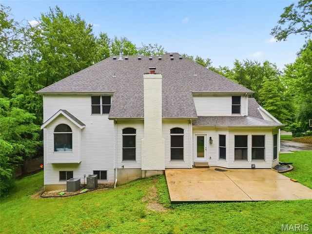 655 Old Riverwoods Lane, Chesterfield, MO 63017
