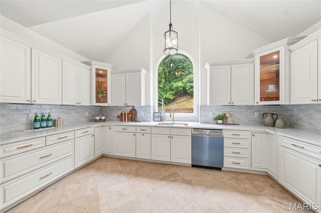 655 Old Riverwoods Lane, Chesterfield, MO 63017