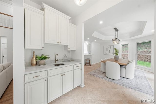 655 Old Riverwoods Lane, Chesterfield, MO 63017