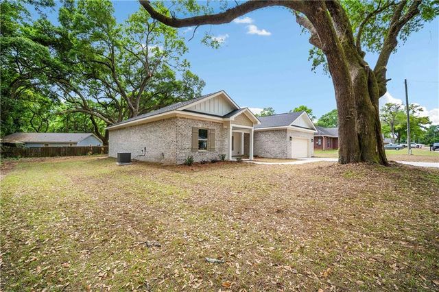 7051 Country Oaks Drive N, Irvington, AL 36544