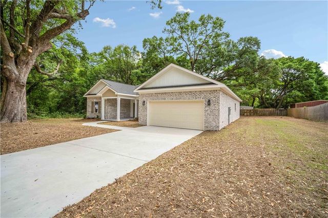 7051 Country Oaks Drive N, Irvington, AL 36544
