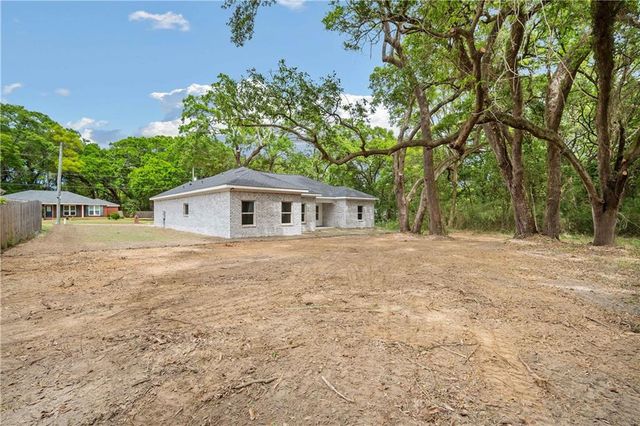 7051 Country Oaks Drive N, Irvington, AL 36544