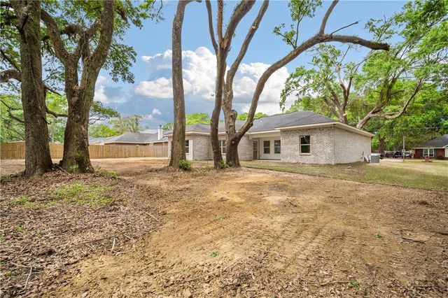 7051 Country Oaks Drive N, Irvington, AL 36544
