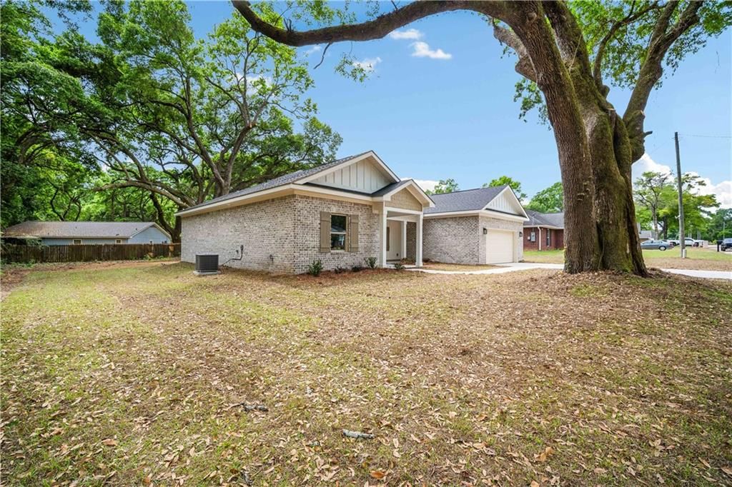 7051 Country Oaks Drive N, Irvington, AL 36544