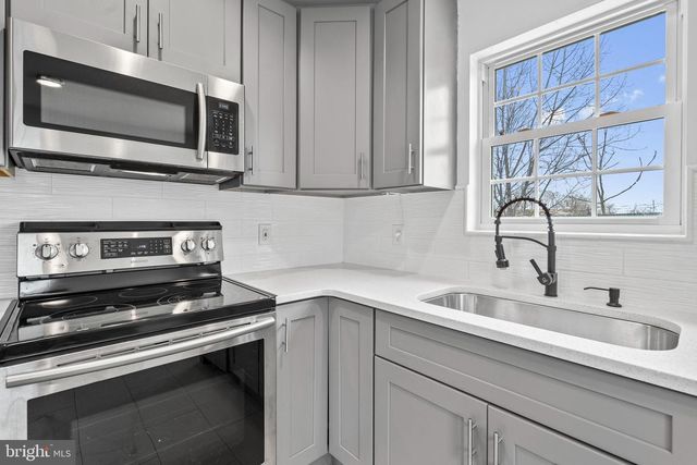 29 3RD, Morrisville, PA 19067