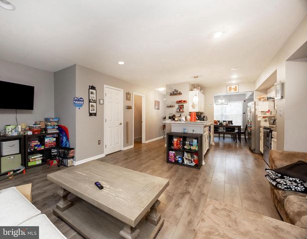 329 MOUNT PLEASANT ST, Coatesville, PA 19320