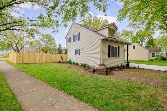 20505 Ridgemont Road, Harper Woods, MI 48225