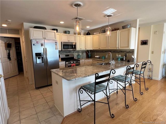 12 Naugatuck Avenue APT A4, Milford, CT 06460