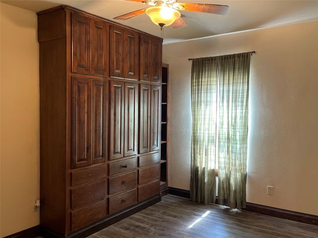 2110 County Road 1220, Savoy, TX 75479