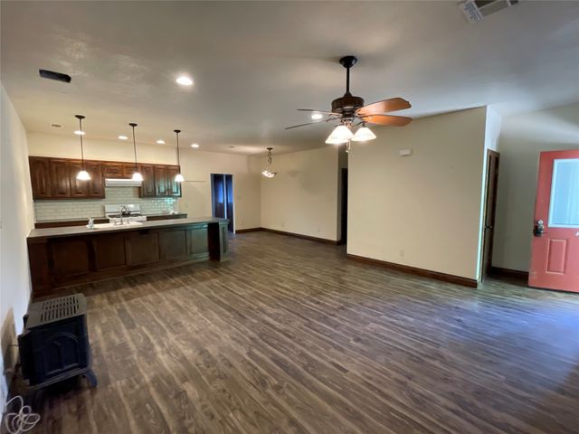 2110 County Road 1220, Savoy, TX 75479