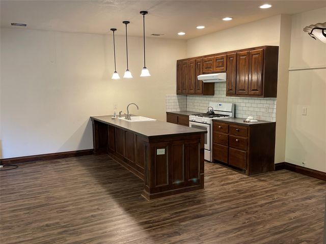 2110 County Road 1220, Savoy, TX 75479