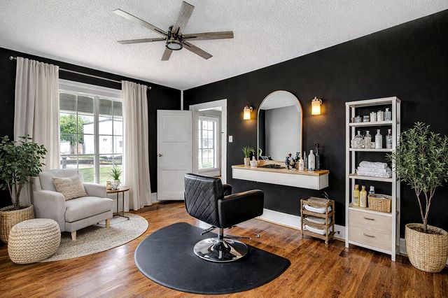 132 W King Street, Burleson, TX 76028