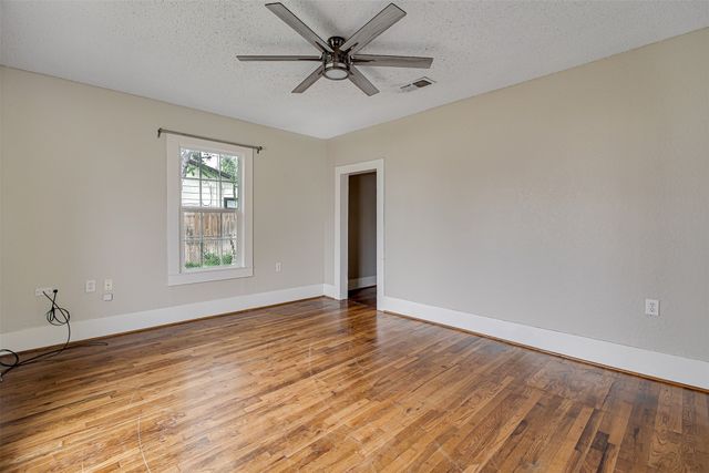 132 W King Street, Burleson, TX 76028