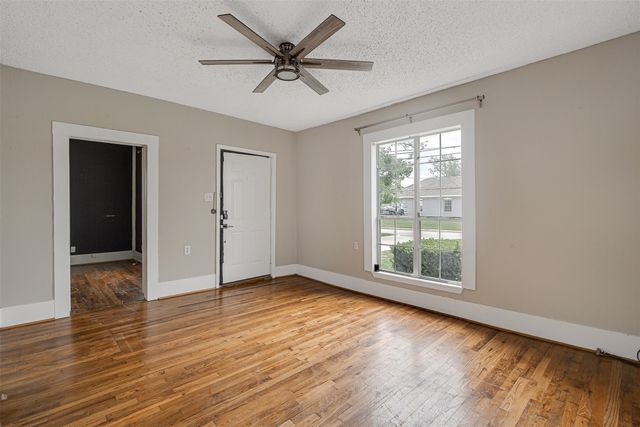 132 W King Street, Burleson, TX 76028