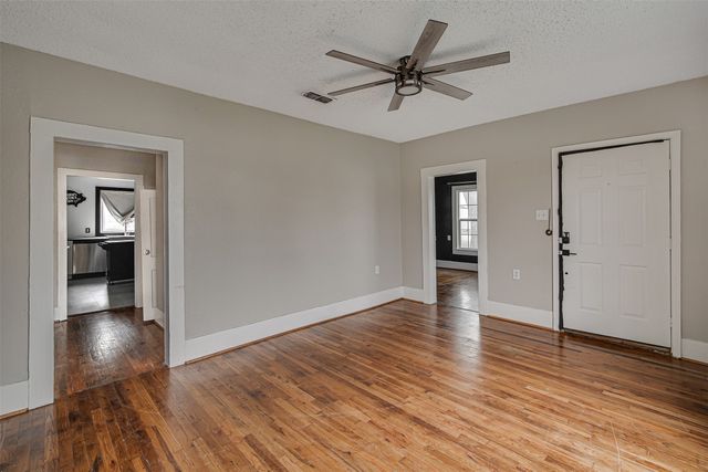 132 W King Street, Burleson, TX 76028