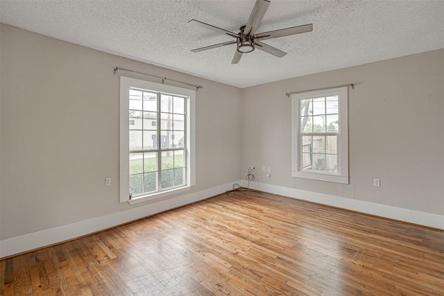 132 W King Street, Burleson, TX 76028