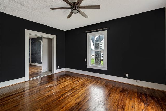 132 W King Street, Burleson, TX 76028