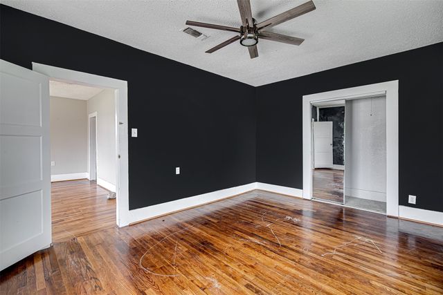 132 W King Street, Burleson, TX 76028