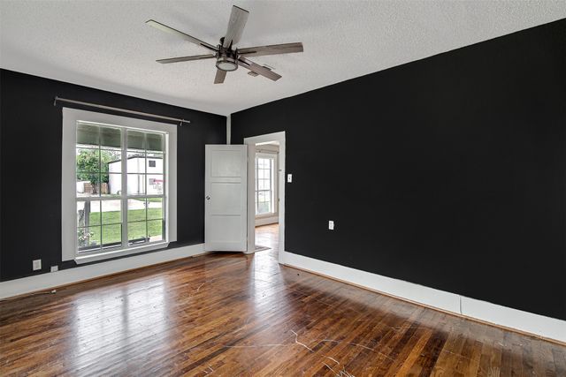 132 W King Street, Burleson, TX 76028