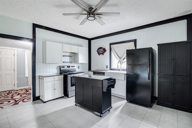 132 W King Street, Burleson, TX 76028