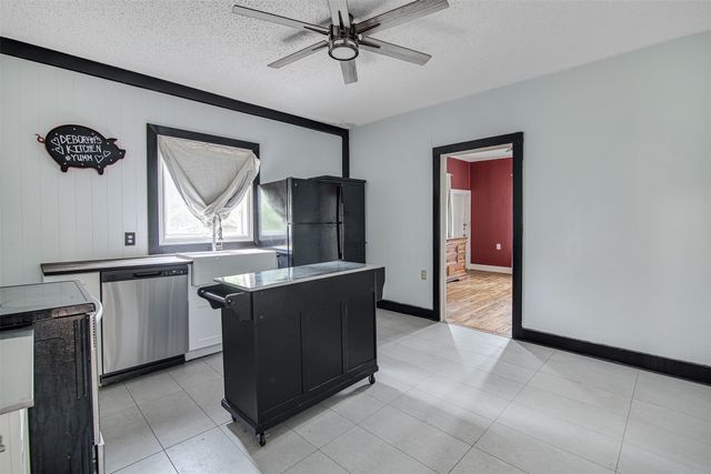 132 W King Street, Burleson, TX 76028