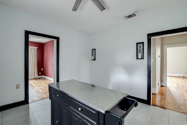 132 W King Street, Burleson, TX 76028