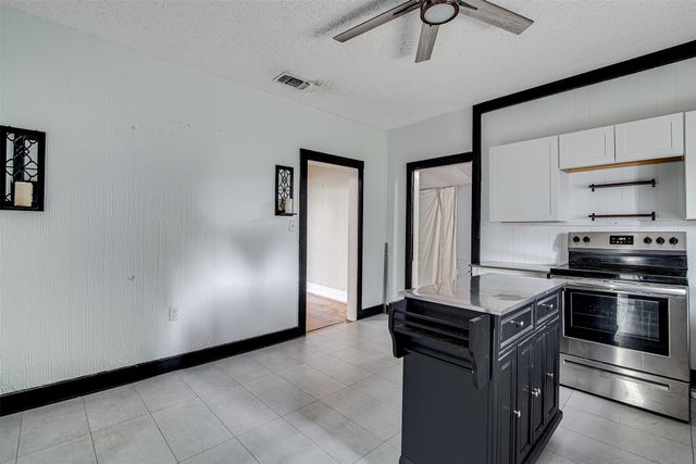 132 W King Street, Burleson, TX 76028