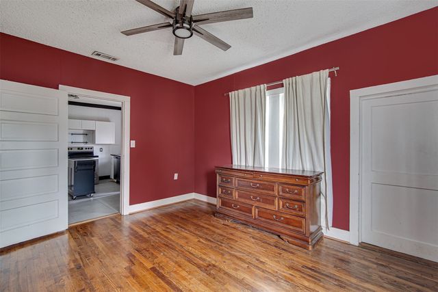 132 W King Street, Burleson, TX 76028