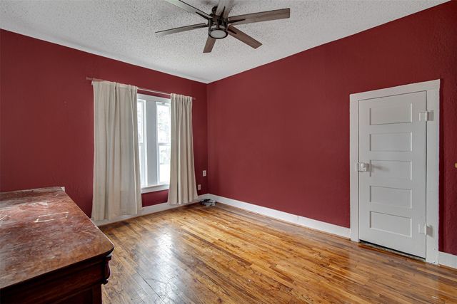 132 W King Street, Burleson, TX 76028