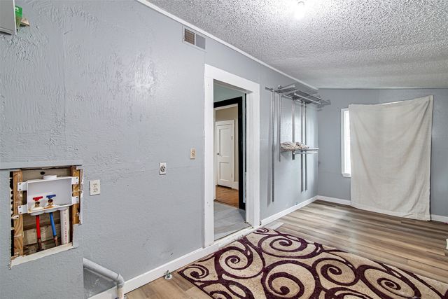 132 W King Street, Burleson, TX 76028