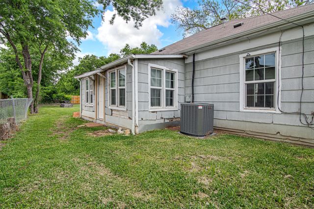 132 W King Street, Burleson, TX 76028