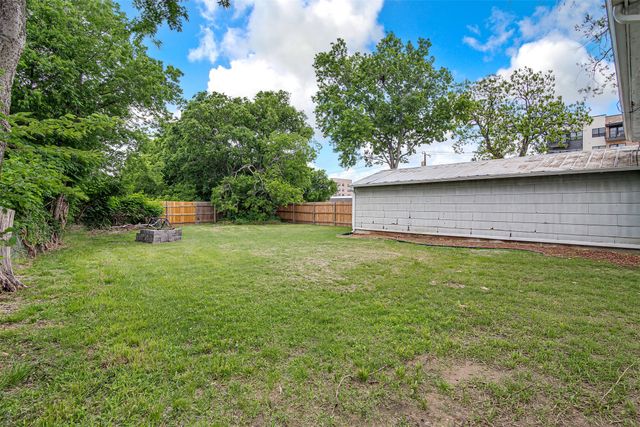 132 W King Street, Burleson, TX 76028