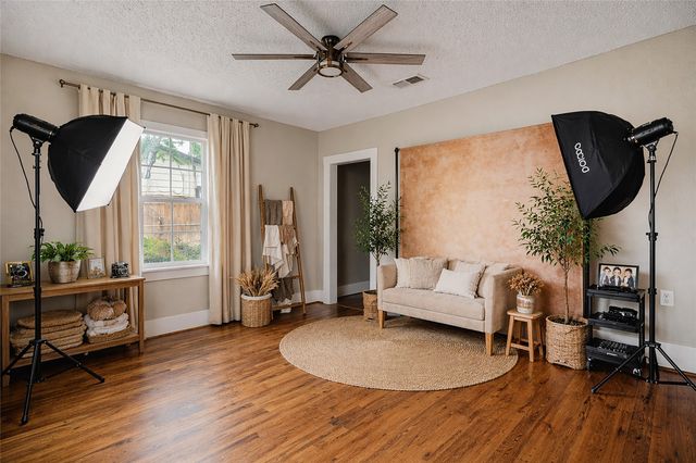 132 W King Street, Burleson, TX 76028