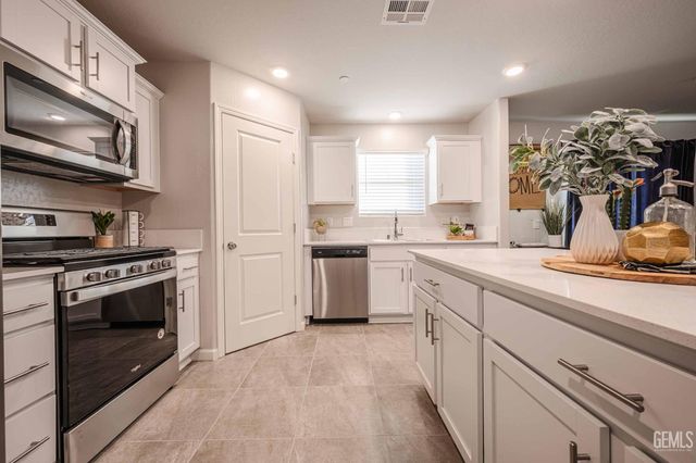 8543 Scintilla Avenue 2041W, Bakersfield, CA 93311