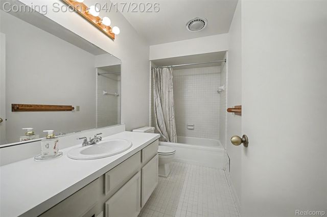 29676 Middlebelt Road 2202, Farmington Hills, MI 48334