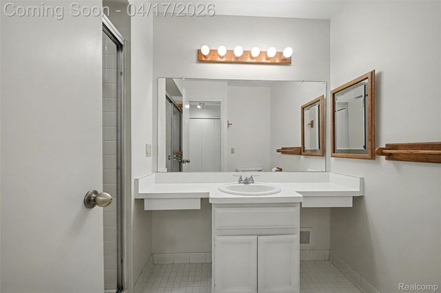 29676 Middlebelt Road 2202, Farmington Hills, MI 48334