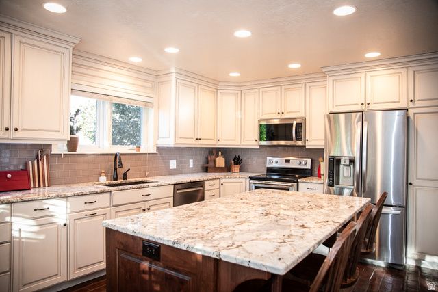 8862 S CHESHIRE DR, Sandy, UT 84093