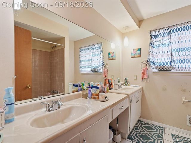 25496 Taylor Drive, Warren, MI 48089