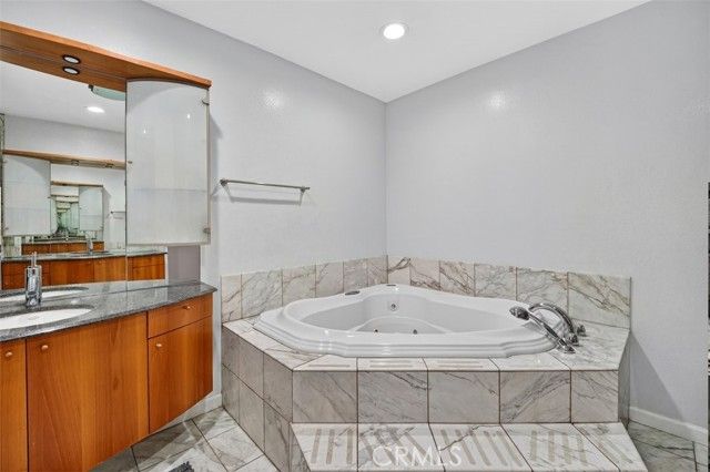 23039 Park Privado, Calabasas, CA 91302