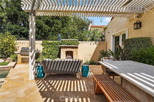 23039 Park Privado, Calabasas, CA 91302