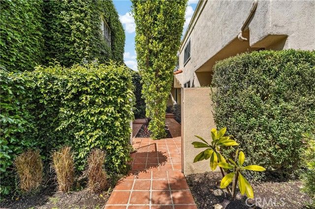 23039 Park Privado, Calabasas, CA 91302
