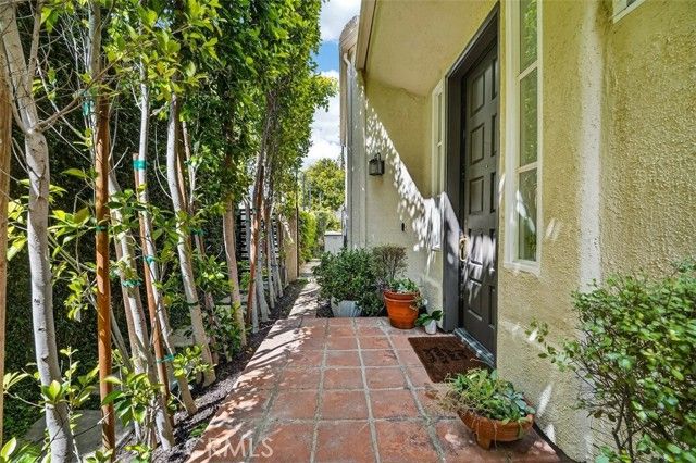 23039 Park Privado, Calabasas, CA 91302